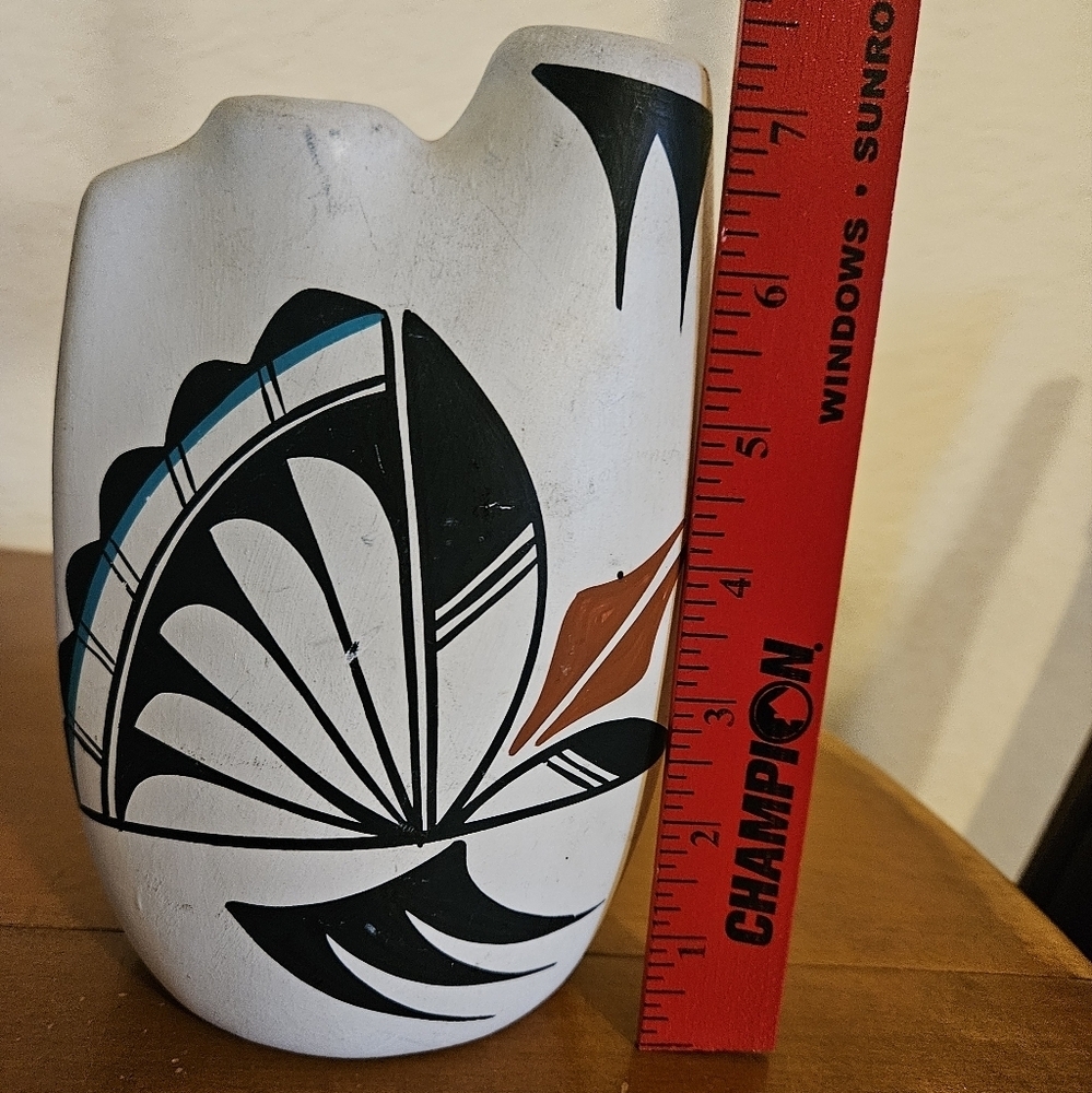 Native American Pottery 7 In Vase Signed L. Toya Jemez N. M.
